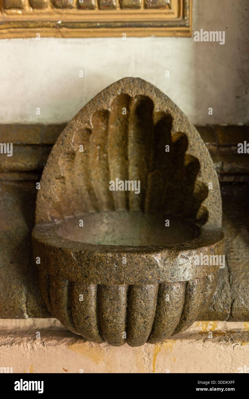 Primo piano del bacino idrico sacro. Architettura della Chiesa cattolica Foto Stock