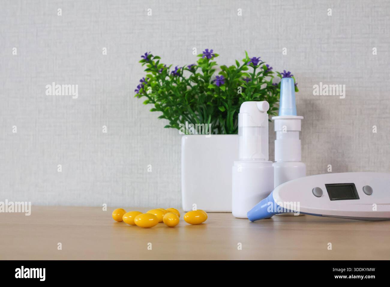 Kit medico domestico sul tavolo: Termometro, spray nasale, pillole Foto Stock