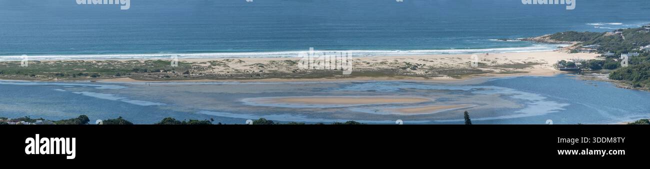 Paesaggio con bassa marea e dune di sabbia sulla spiaggia dell'oceano Indiano, girato con la luce della tarda primavera a Plettenberg, Capo Occidentale, Sud Africa Foto Stock