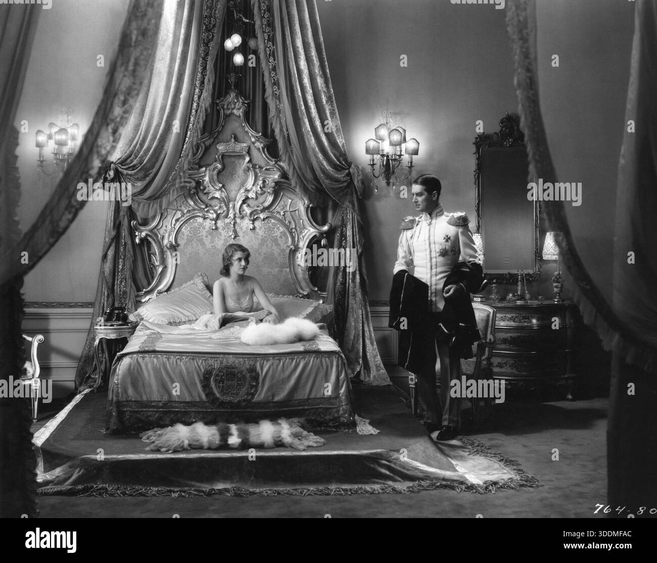 JEANETTE MacDonald e MAURICE CHEVALIER in una scena della LOVE PARADE 1929 regista ERNST LUBITSCH Play LEON XANROF e JULES CHANCEL sceneggiatura ERNEST VADJA e GUY BOLTON Art Director HANS DREIER Music VICTOR SCHERTZINGER Lyrics CLIFFORD GREY Paramount Pictures Foto Stock