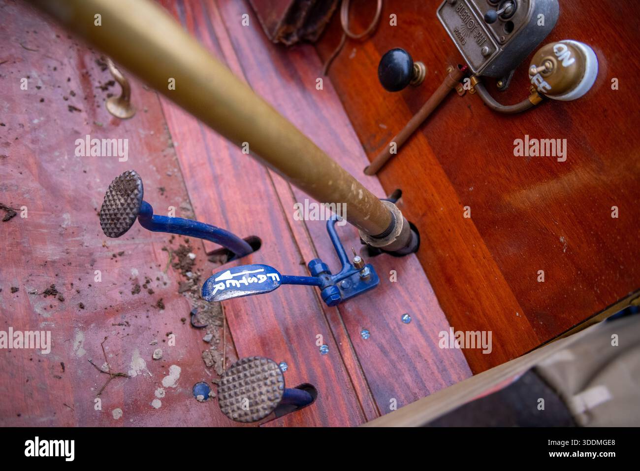 Cruscotto e quadro strumenti di un'auto sportiva d'epoca De Dion Bouton. Foto Stock