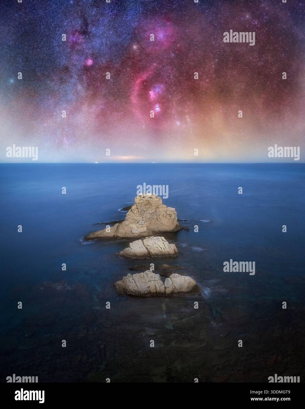 Cielo notturno con le formazioni Orion Constellation e Rock Foto Stock