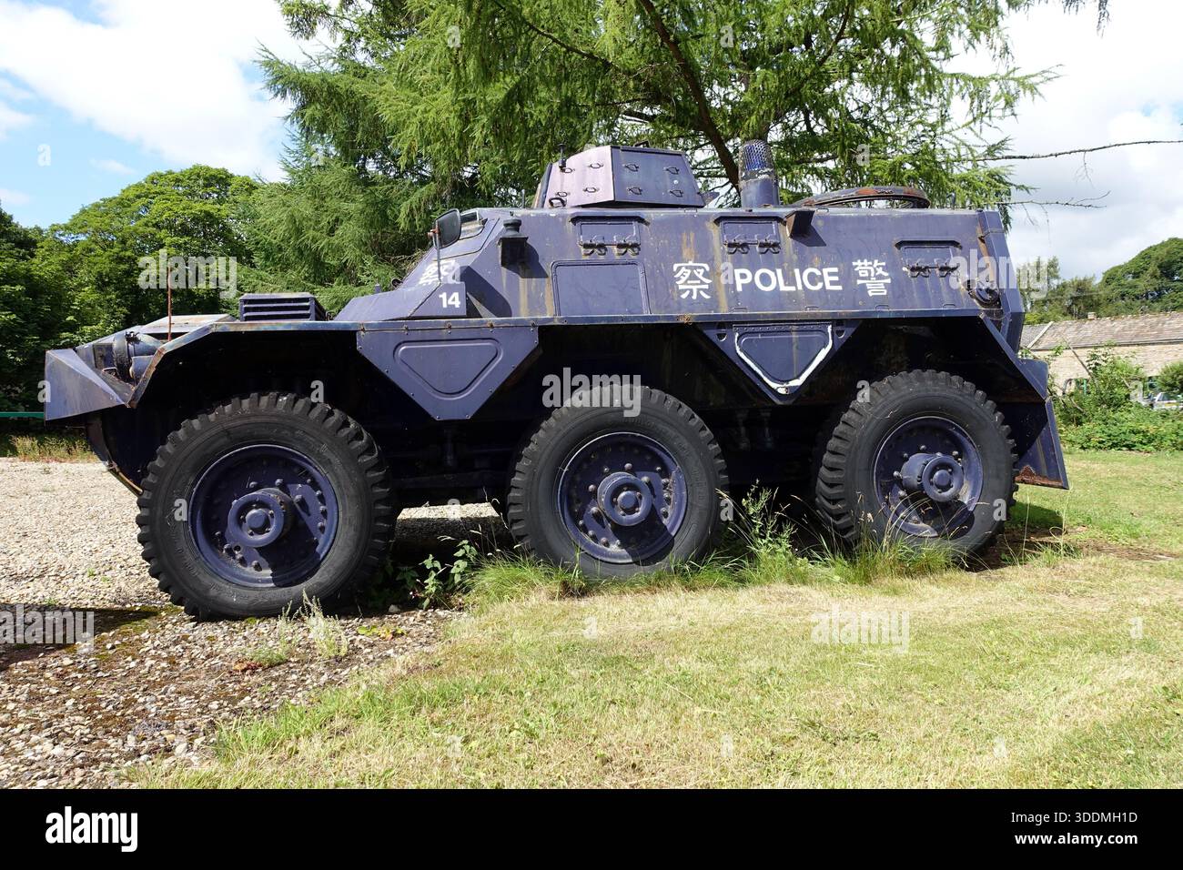 Old 1958 Hong Kong Police Alvis FV603 Saracen 6x6 Armoured Personnel Car Park, Reeth, Swaledale, Yorkshire Dales, Inghilterra, REGNO UNITO. Foto Stock
