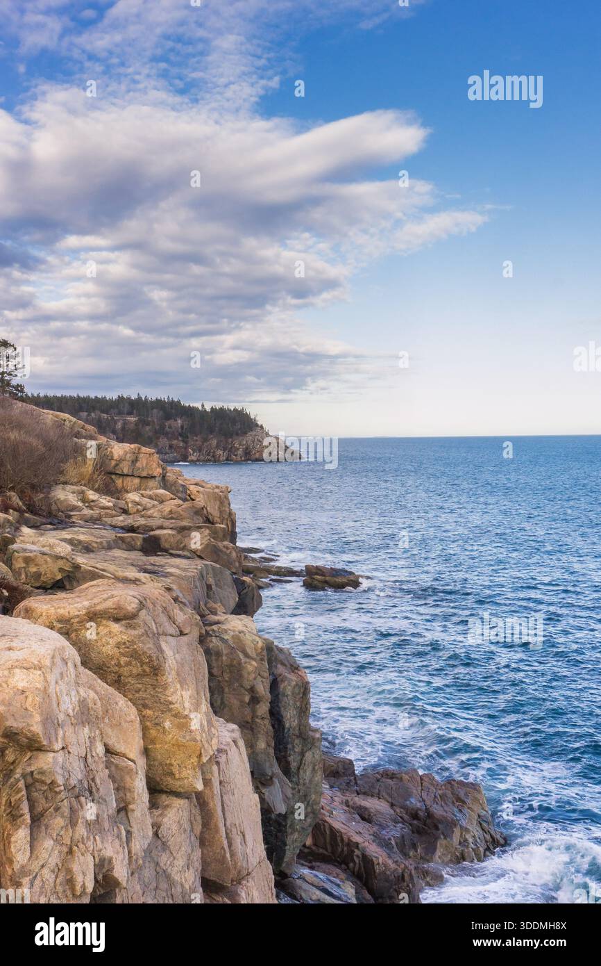 Scogliera rocciosa che si affaccia sull'Oceano Atlantico Foto Stock