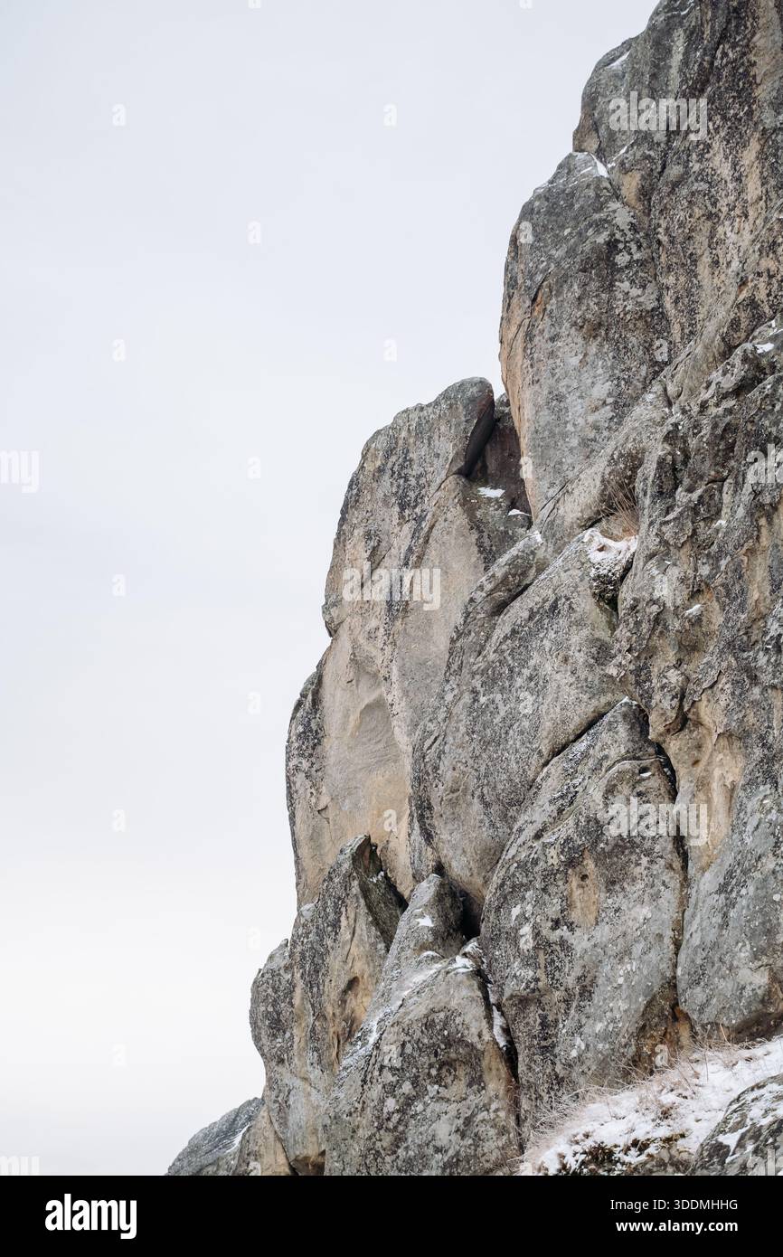 Scogliera invernale con trama neve Foto Stock