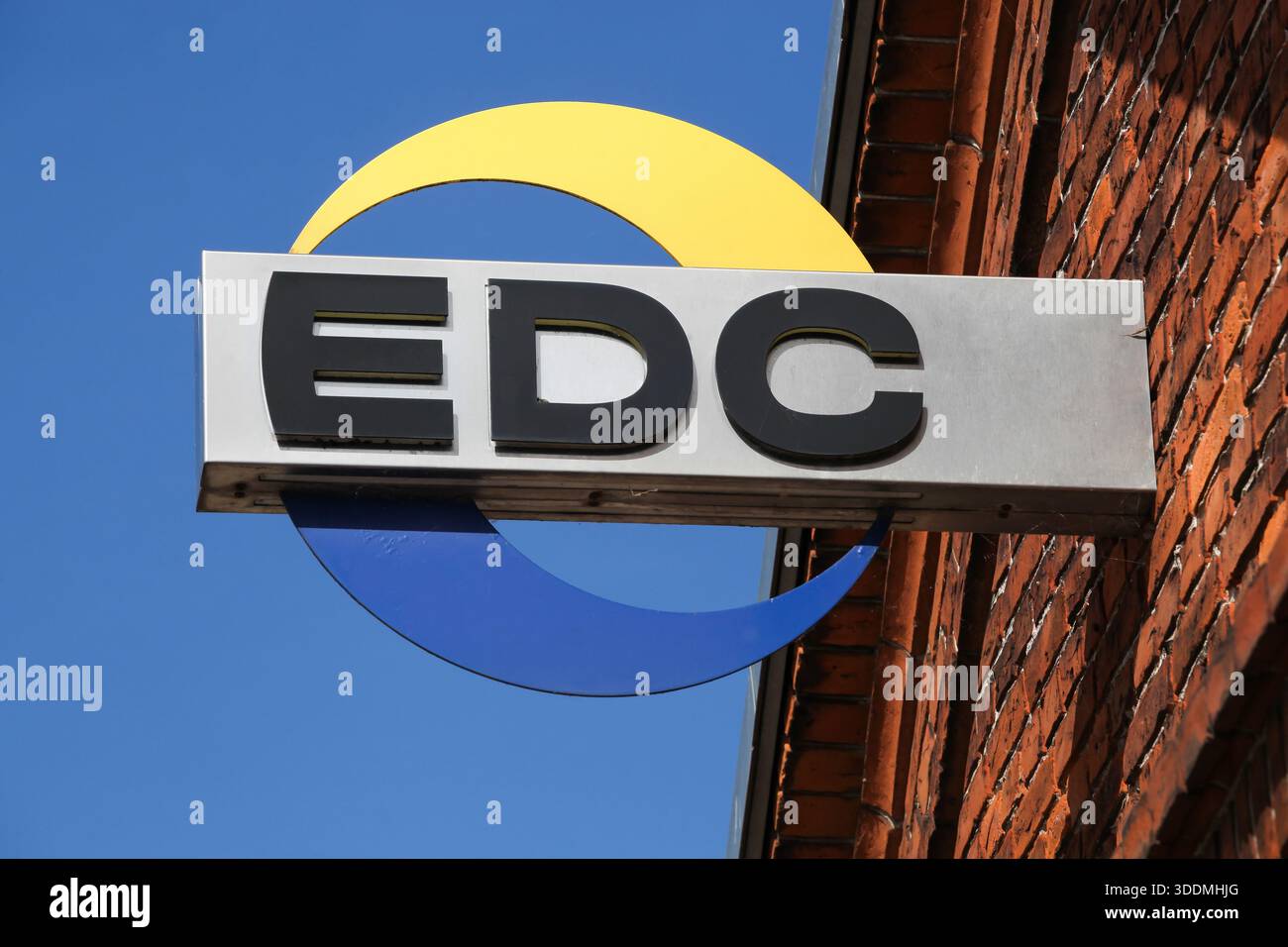 Odder, Danimarca - 4 settembre 2022: Logo EDC su un edificio. EDC è la più grande e antica catena immobiliare danese, costituita nel 1971 Foto Stock