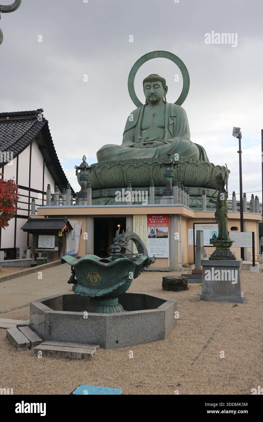 Il grande Buddha di Takaoka, uno dei tre famosi grandi Buddha del Giappone. Foto Stock