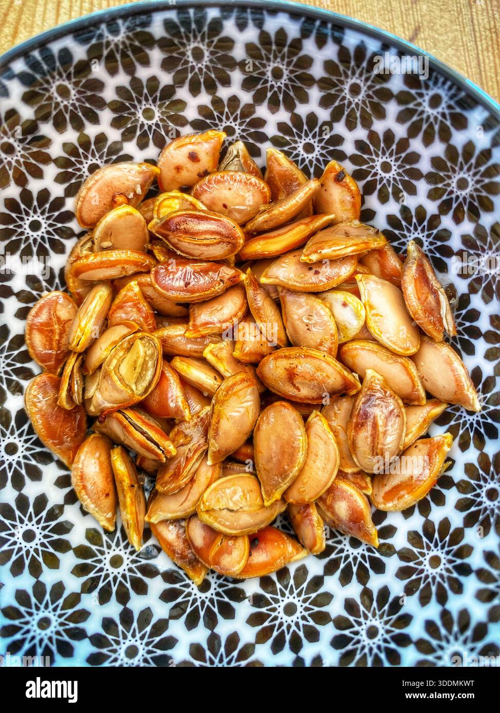 Tostare i semi di zucca - Immagine stock catturata con smartphone