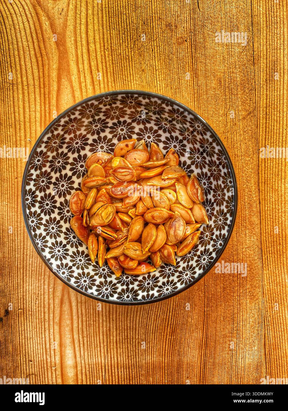 Tostare i semi di zucca - Immagine stock catturata con smartphone