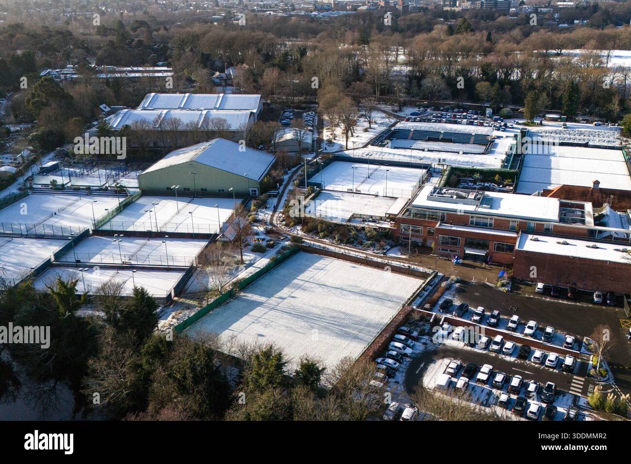 Edgbaston, Birmingham 2 gennaio 2026 - l'Edgbaston Priory Tennis Club è stato colpito dalla neve, colpendo tutti tranne un nuotatore solitario fuori. - Neve sui tetti nella zona di Edgbaston a Birmingham come un turbinio si sistemò durante la notte. L'Edgbaston Priory Tennis Club è stato colpito e un nuotatore solitario ha apprezzato la piscina riscaldata all'aperto circondata da campi da tennis coperti di neve. Grandi campi della, chiusi per Natale, la scuola privata Priory (Edgbaston) sembrava un biglietto di Natale e lo skyline di Birmingham sembrava audace contro un cielo fresco con tetti innevati che vi conducevano. I Warwickshire Bears Edgbaston Stad Foto Stock