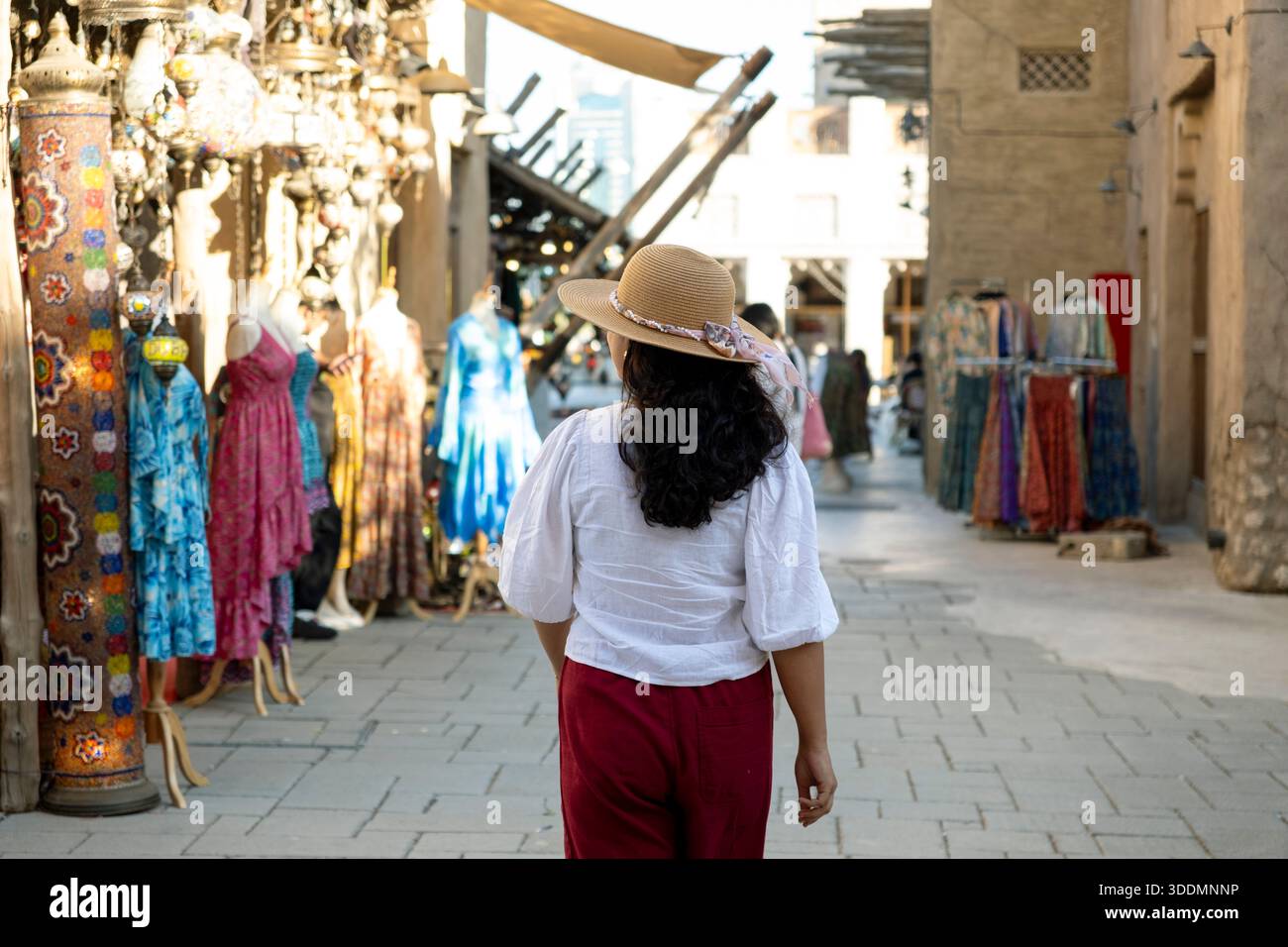 Woman Street Shopping al Seef Dubai Market, profumi arabi e spezie - Shopping nella vecchia Dubai Foto Stock