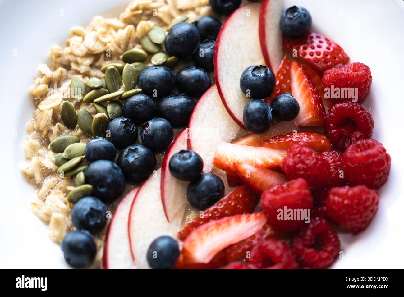 Video estetico da vicino della colazione in stile caffetteria con frutti di bosco misti e yogurt greco, ciotola di acai, muesli, colazione low card ad alta fibra Foto Stock