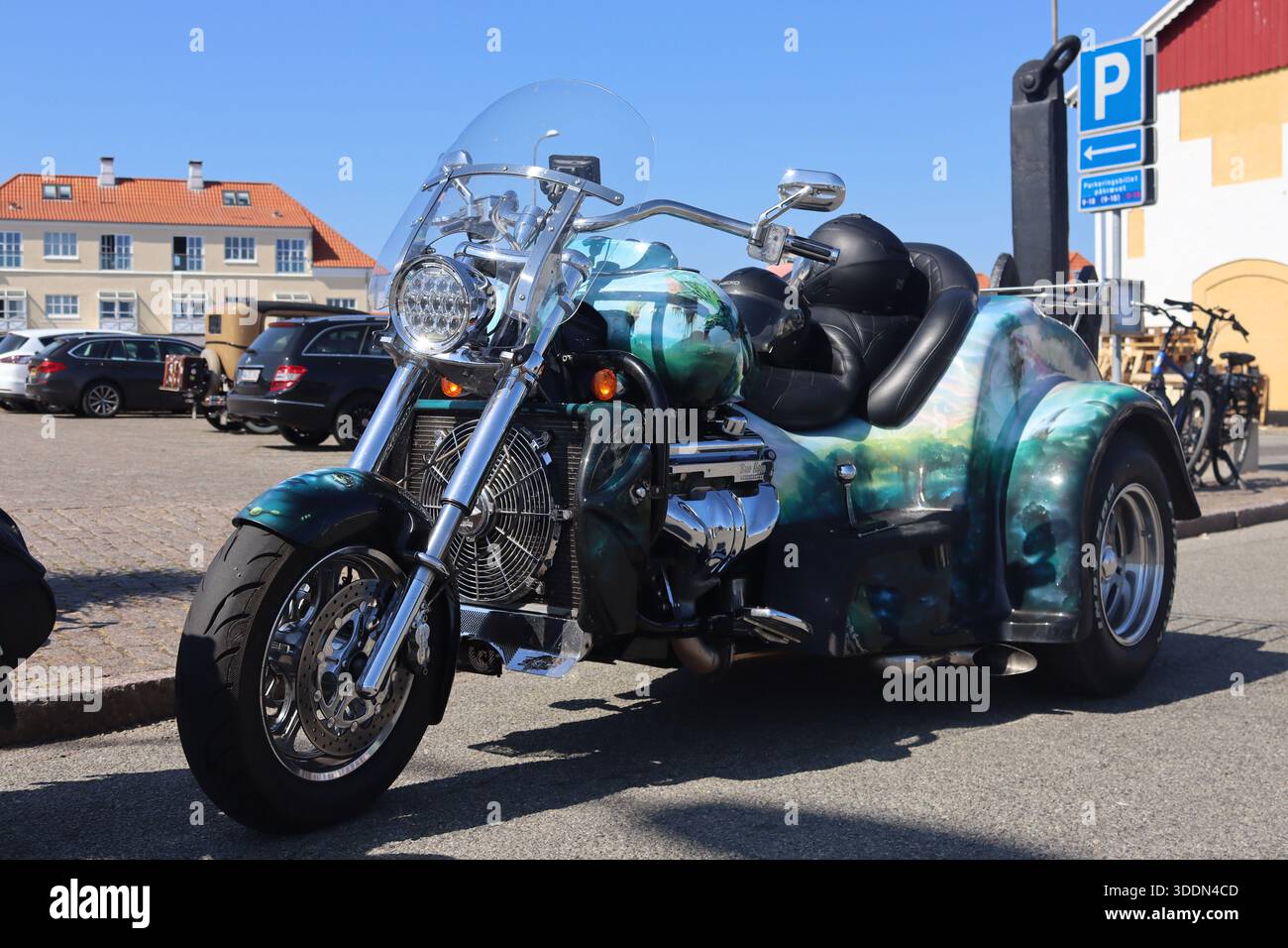 Un trike americano Boss Hoss dotato di un motore V8 di grande capacità e di una classica carrozzeria posteriore Ford roadster del '32 con murales artistici Airbrushed Fantasy. Foto Stock