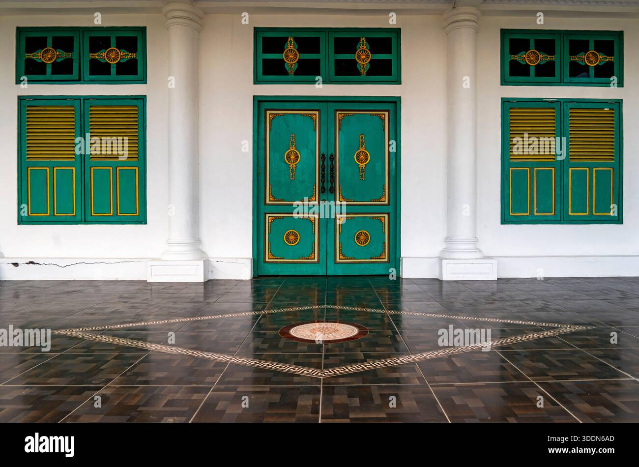 Facciata simmetrica con porte e finestre verdi e dorate Foto Stock