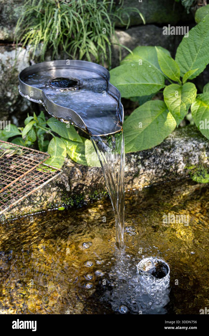 Kabata di acqua sorgiva pubblica al Tempio di Shodenji, al Villaggio di Harie di Living Water, Takashima, Shiga, Giappone Foto Stock