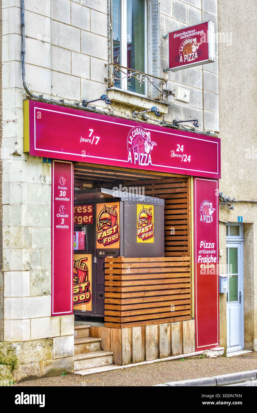 Distributore automatico automatico automatico di pizza al forno 24/7 a bordo di un'auto a conduzione non presidiata in una piccola città, nel centro della Francia. Foto Stock