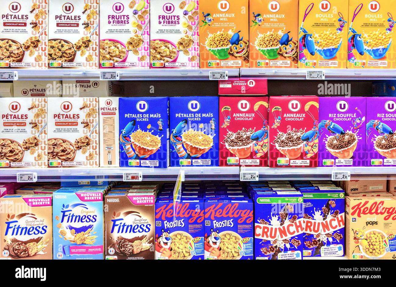 Pacchetti assortiti di cereali da colazione Kellogg's, marchio Super-U Own e altri al supermercato Super-U - la Roche Posay, Vienne (86), Francia. Foto Stock