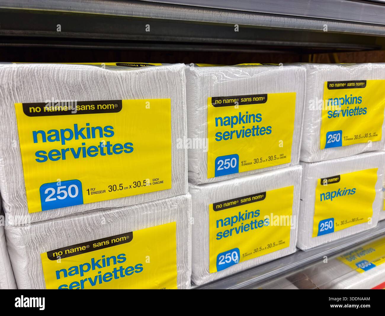 Tovaglioli di marca senza nome. Servizi, prodotti in carta. Articoli generici per la casa con etichetta privata sullo scaffale di un negozio di alimentari. Foto Stock