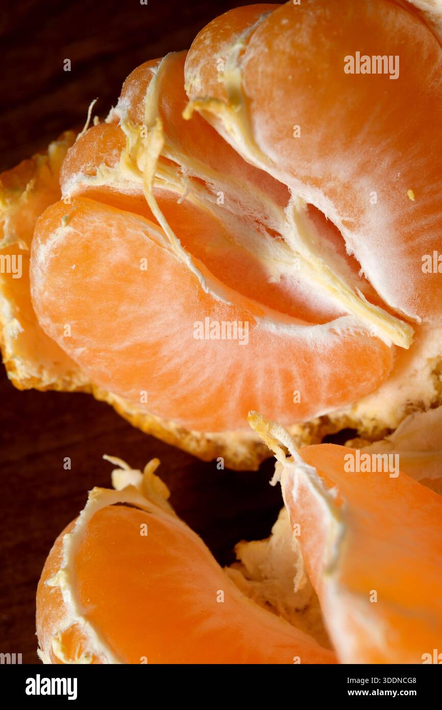 I segmenti di arancio brillante brillano di freschezza, gusto invitante e gioia. Foto Stock