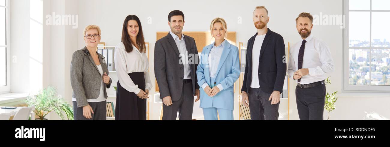 Ritratto di gruppo del team aziendale di successo e del personale aziendale in piedi nello spazio ufficio. Colleghi allegri sorridenti in abiti casual eleganti Foto Stock