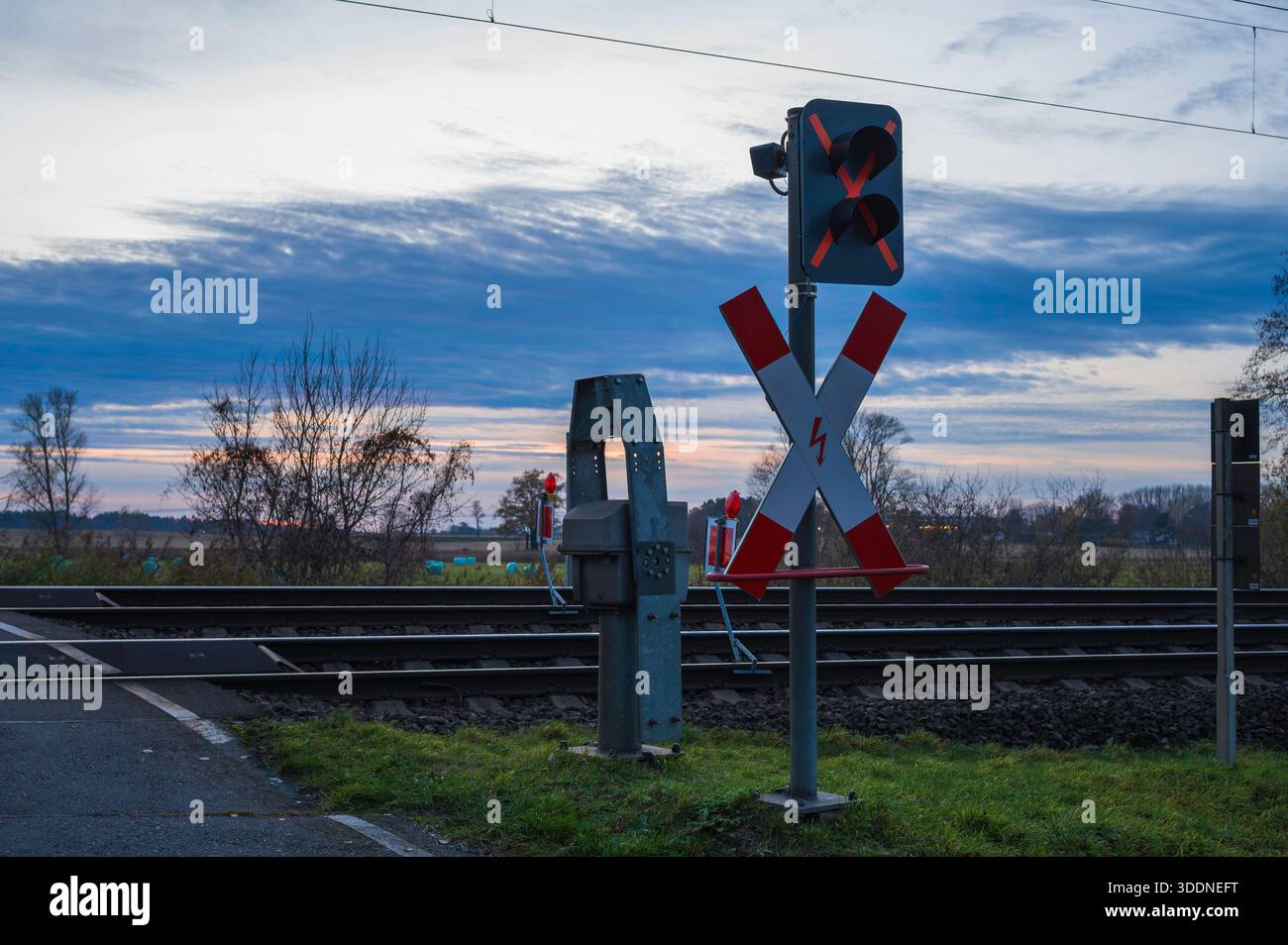 Attraversamento di una ferrovia durante la costruzione senza un braccio di barriera. Attraversamento di una ferrovia durante la costruzione senza bracci di barriera e dischi SH2 nel binario Foto Stock