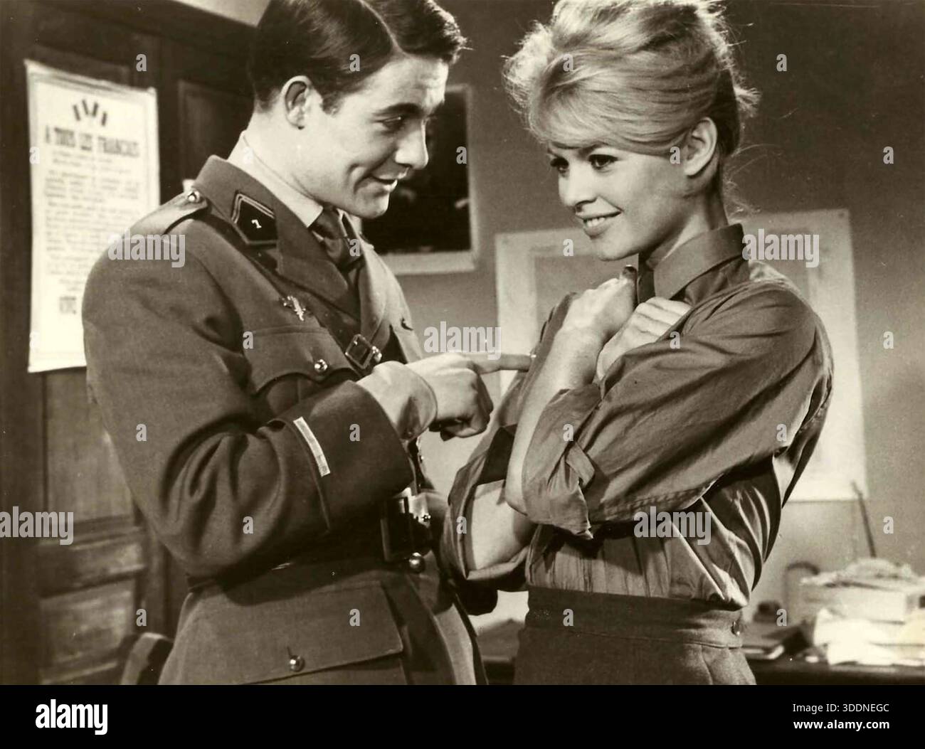 BABETTE VA IN GUERRA 1959 film della Columbia Pictures con Brigitte Bardot nel ruolo di Babette e Jacques Charrier nel ruolo del tenente Gérard de Crécy-Lozère Foto Stock