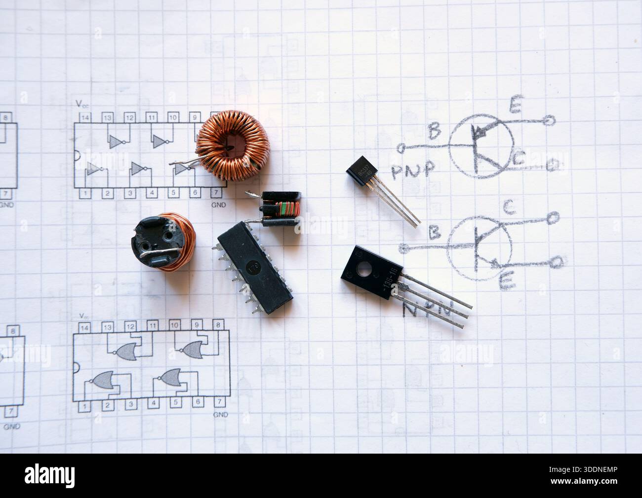 Concetto di progetto elettronico. Collegamento analogico e digitale: Interfaccia logica induttore-transistor. Oscillatore ibrido con controllo logico. Foto Stock