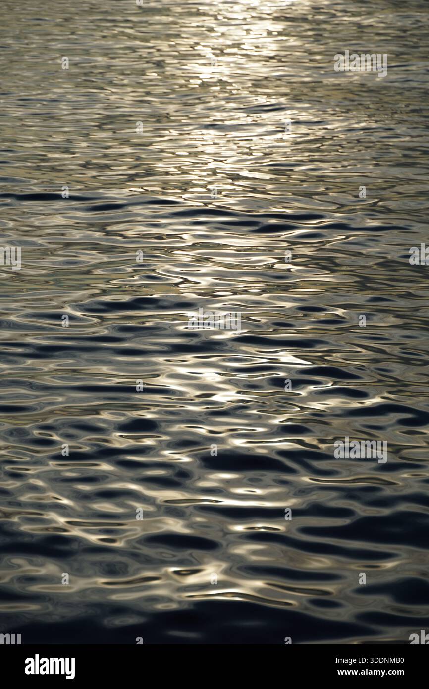 Acqua di mare sfondo astratto di onde sulla superficie del mare in posizione verticale Foto Stock