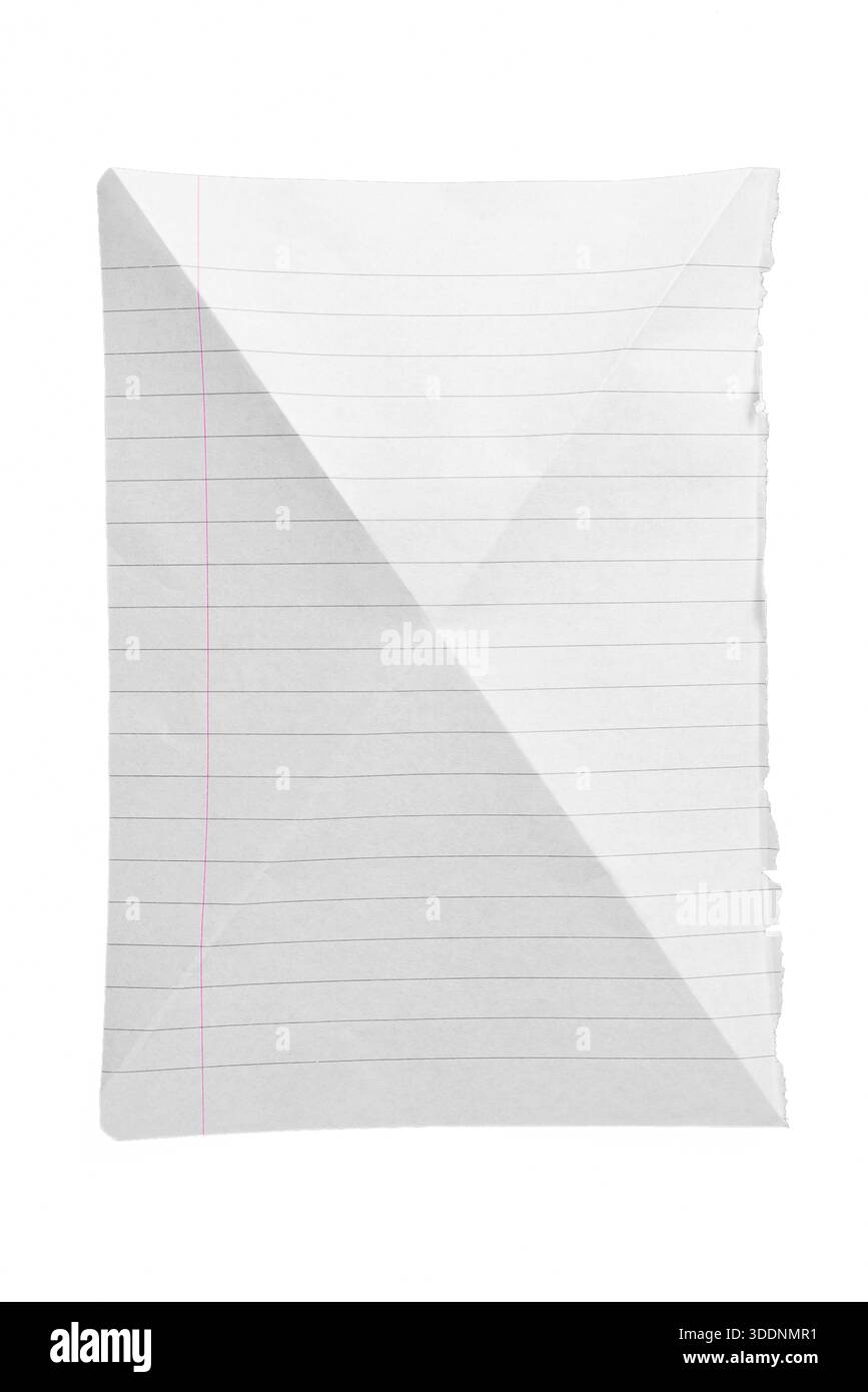 Foglio di carta singolo rivestito con piegatura diagonale isolato su carta bianca, realistica consistenza di cancelleria. Foto Stock