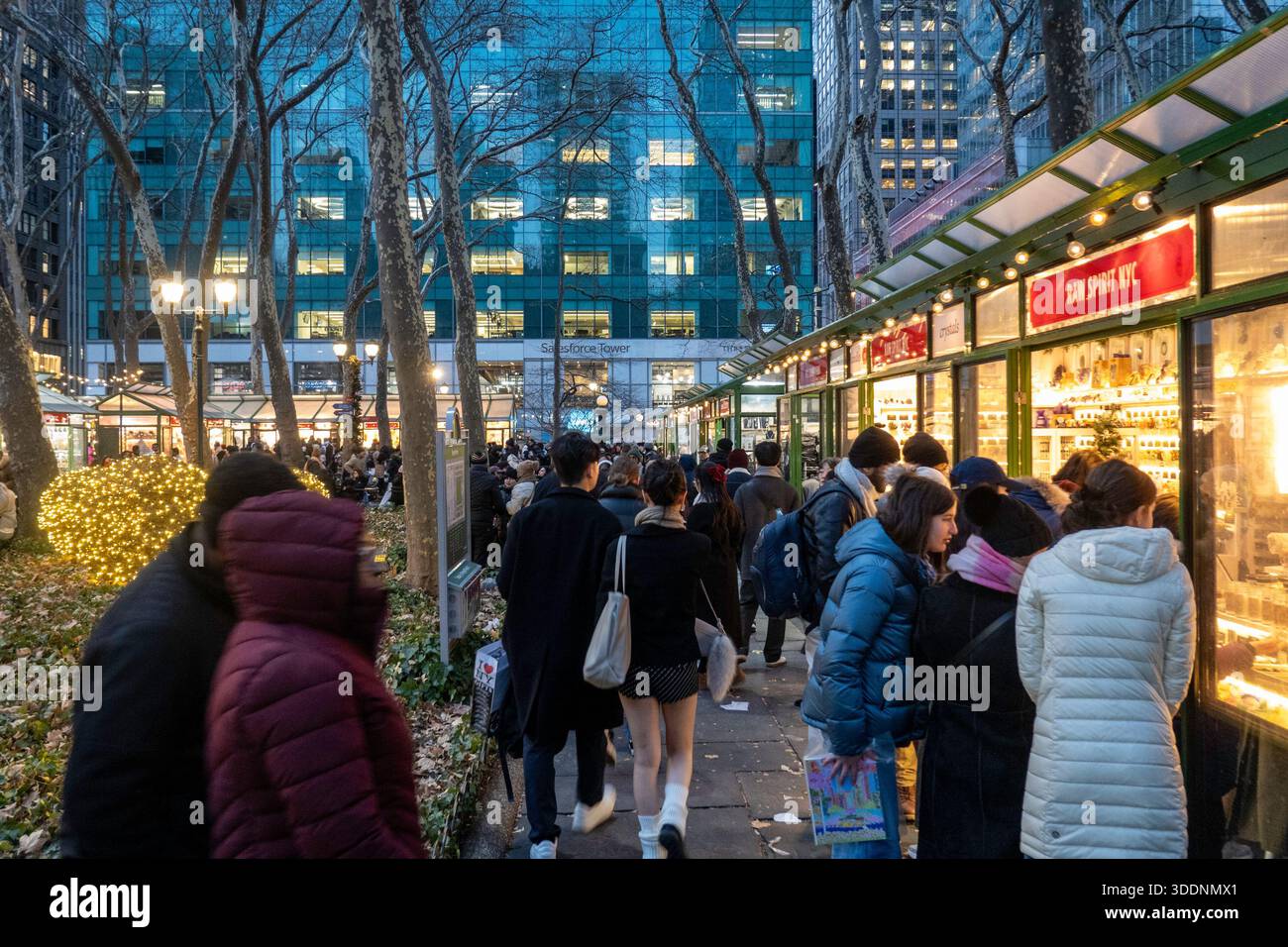 Bank of America Winter Village al Bryant Park con Shoppers Building il giorno di Natale 2025, New York City, USA Foto Stock