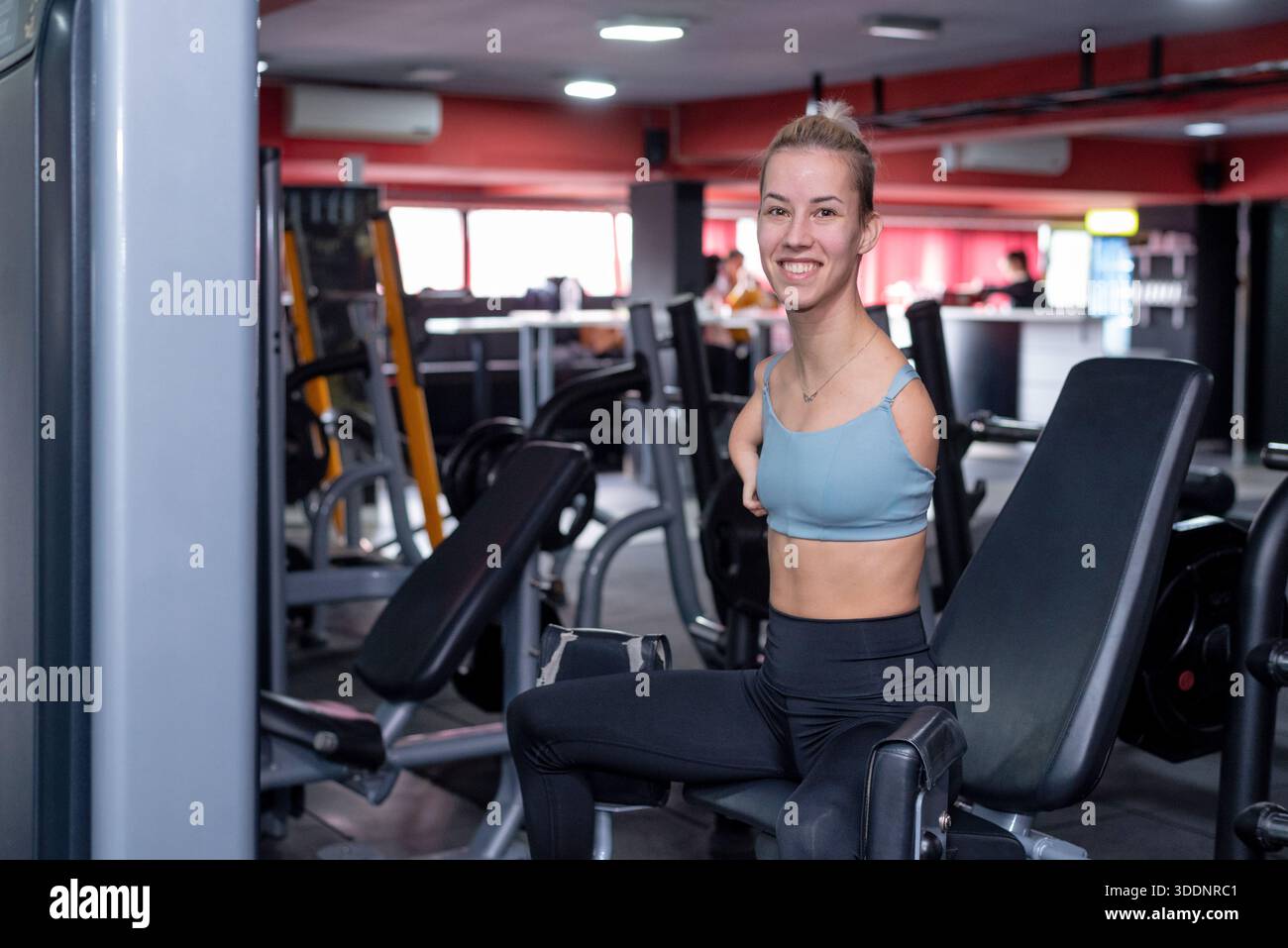Donna senza armi allenarsi in palestra Foto Stock