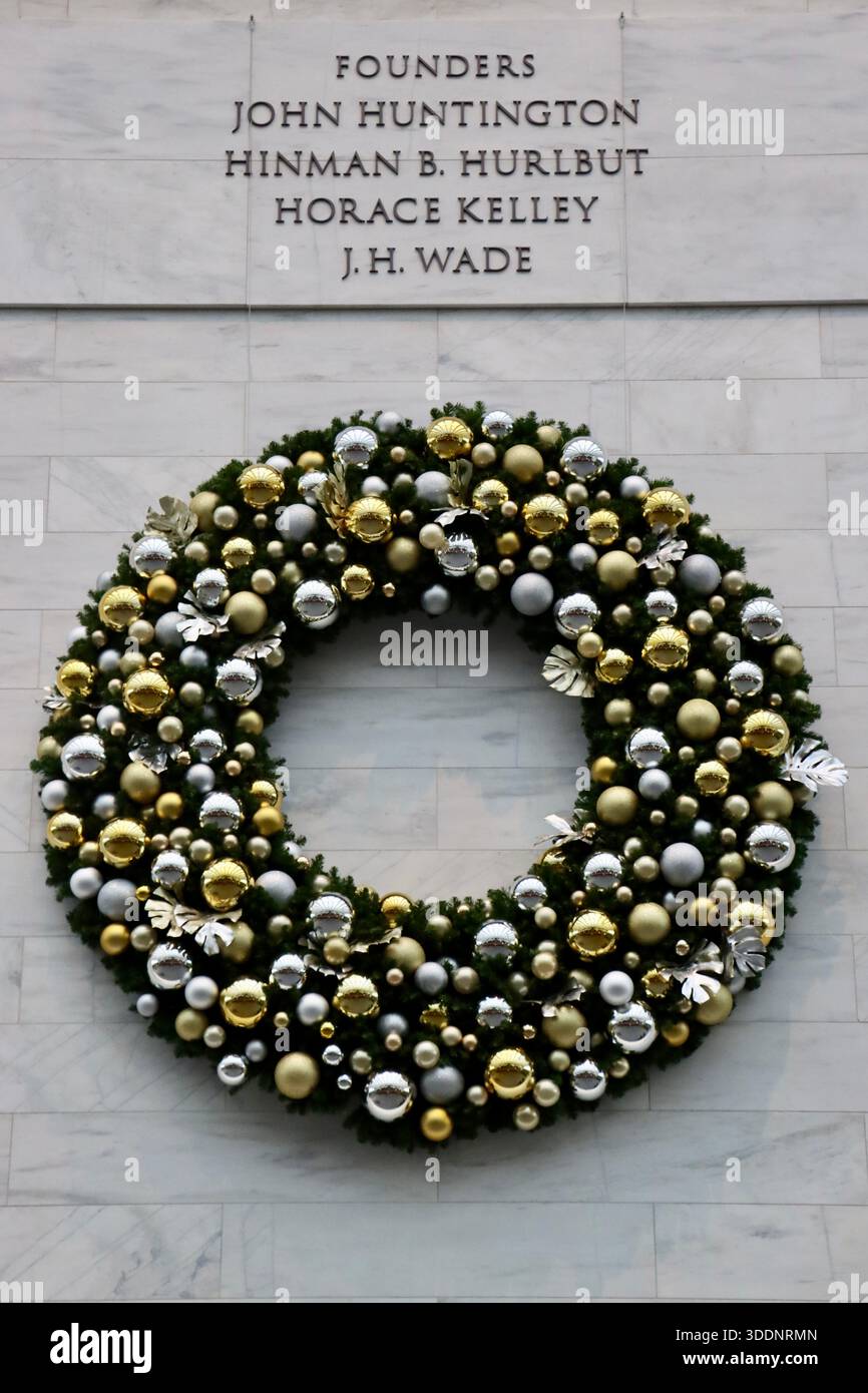 Holidaywreath sotto i nomi dei padri fondatori del Cleveland Museum of Art, dicembre 2025 Foto Stock