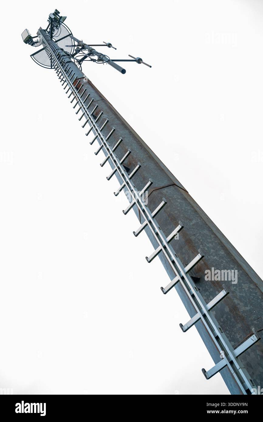 Ripresa diagonale ad angolo basso di una torre di telecomunicazione. Foto Stock