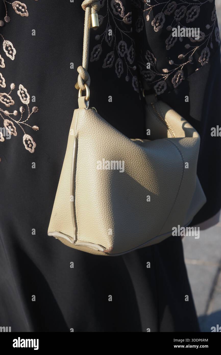 La donna porta la borsa in un ambiente all'aperto vicino alla strada Foto Stock