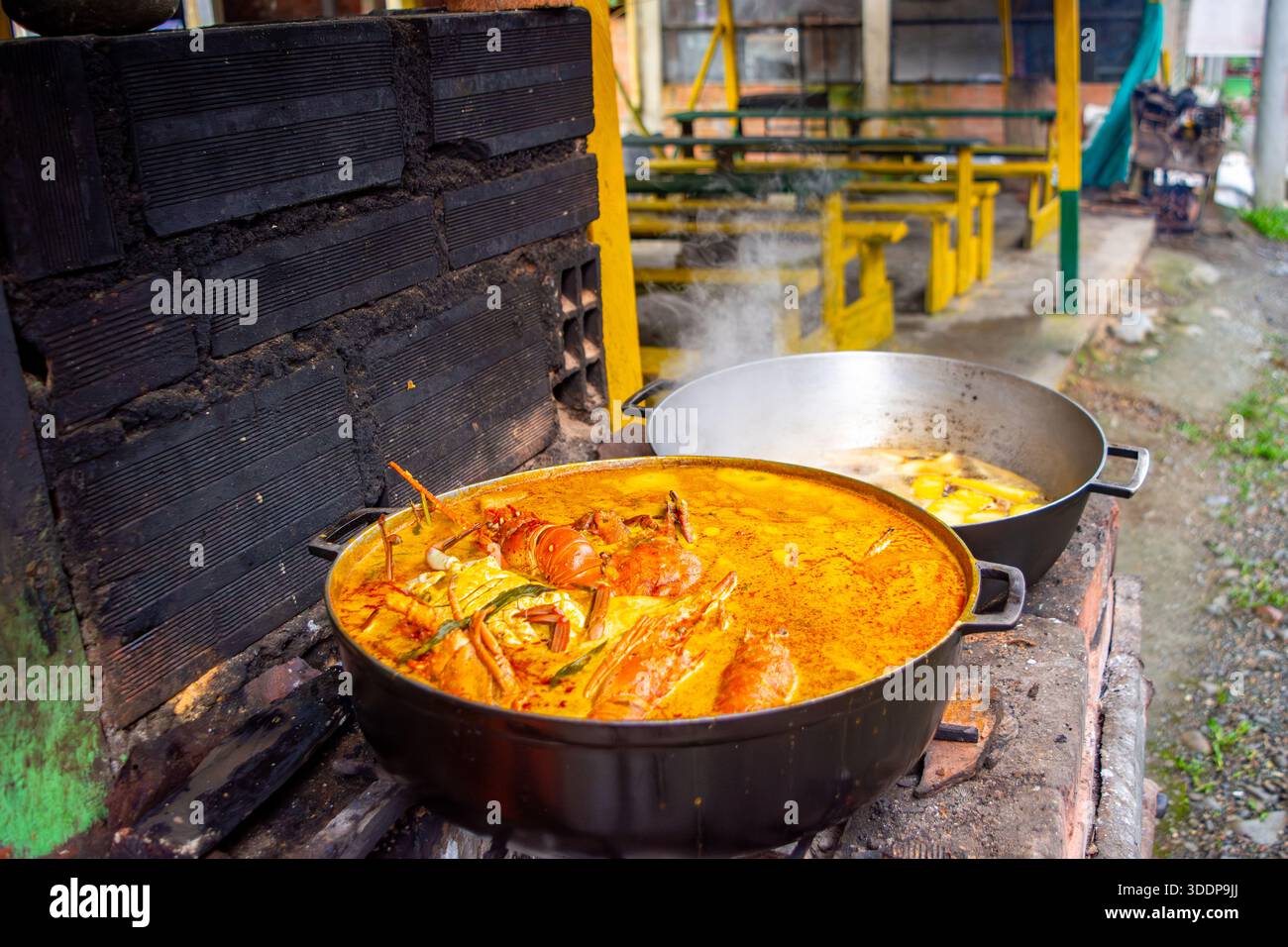 Vivace scenario di pesce cucinato all'aperto a San Cipriano, Buenaventura, Valle del Cauca, Colombia. Una delizia culinaria che propone cucina locale. Foto Stock