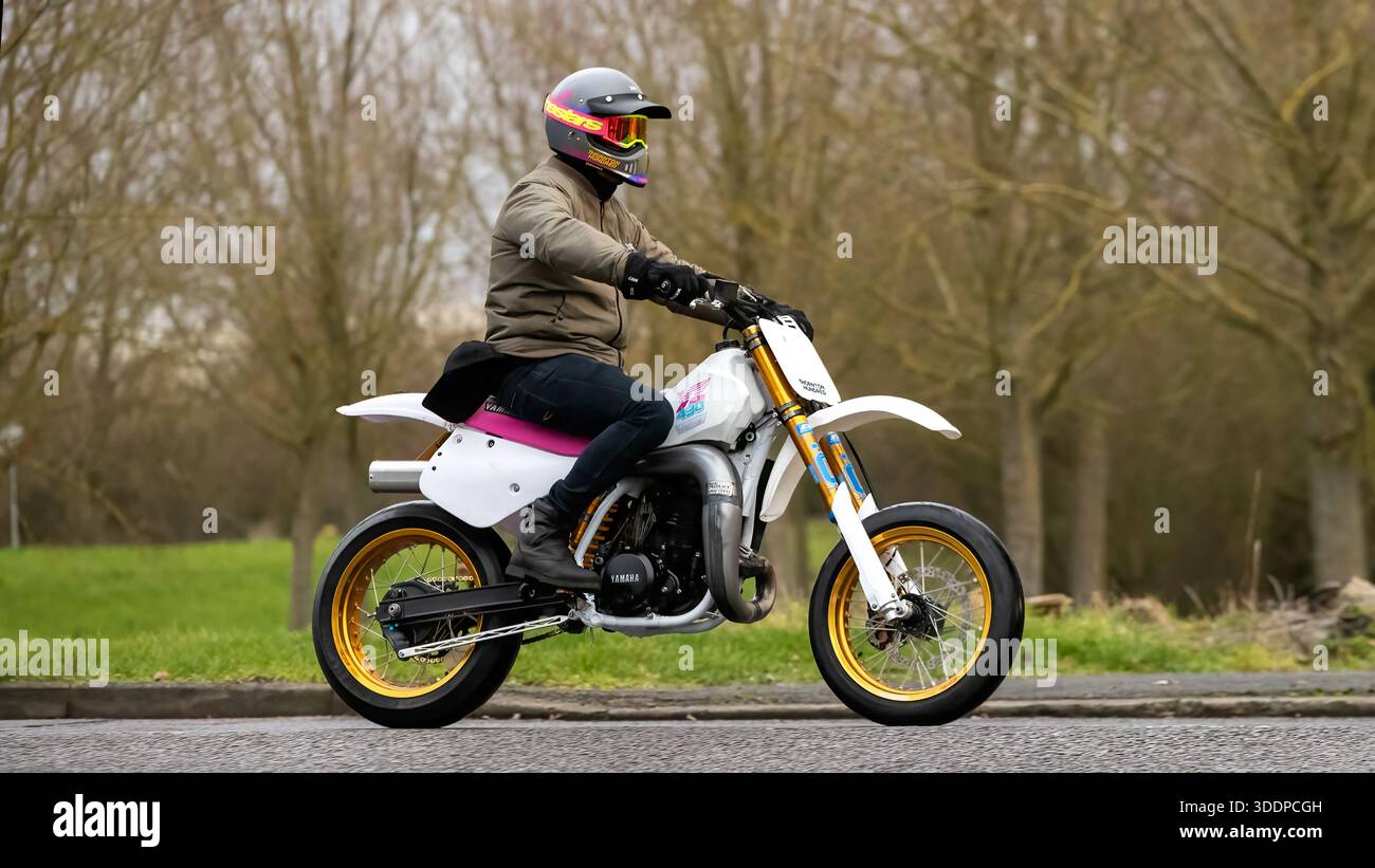 Milton Keynes, Bucks, Regno Unito - 1 gennaio 2026: 1985 moto Yamaha YZ490 su strada britannica Foto Stock