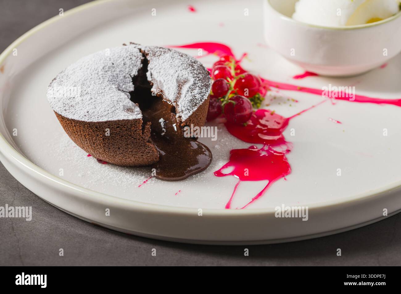 Torta di lava al cioccolato calda con centro che scorre e zucchero a velo Foto Stock