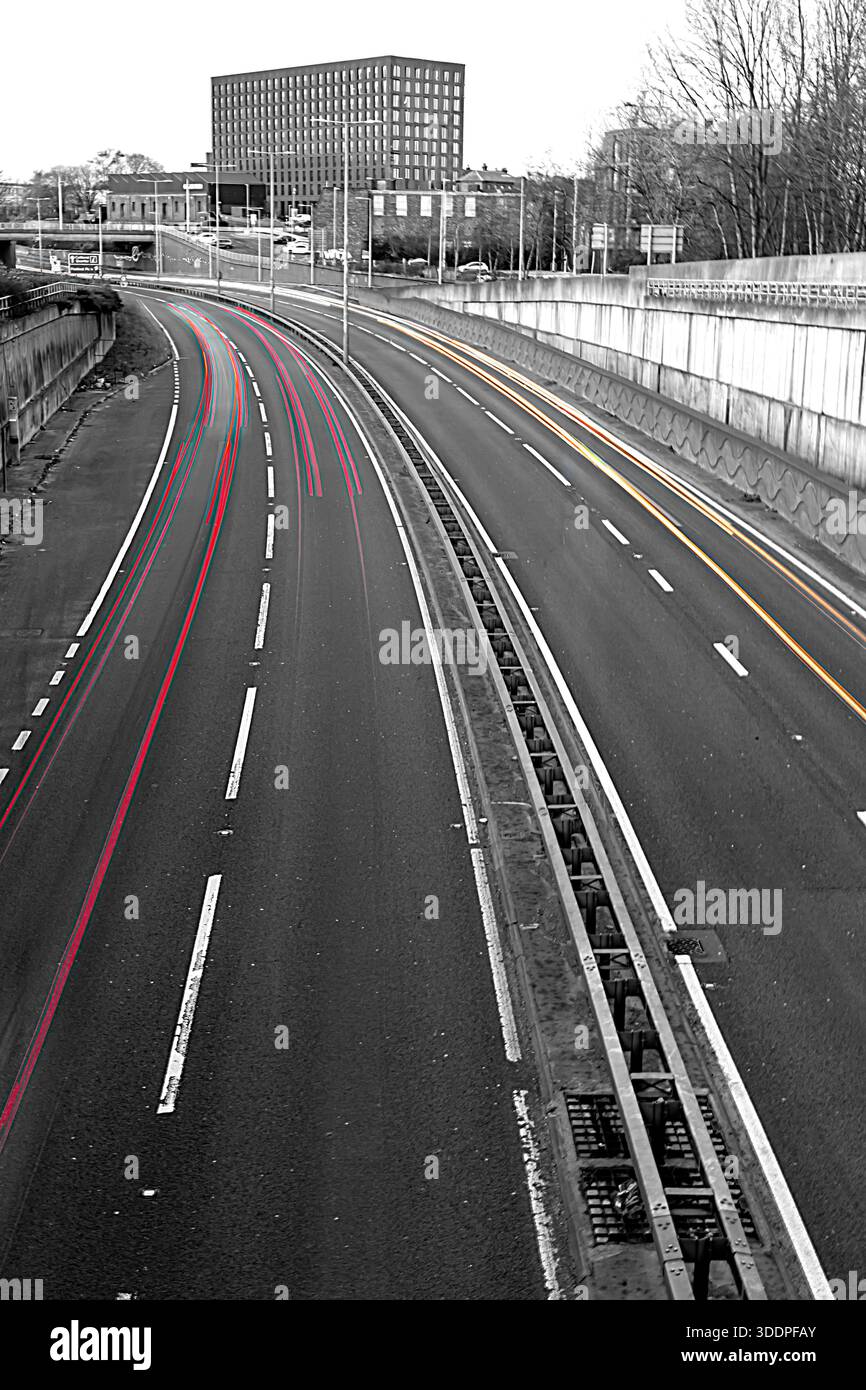 Vita sulla corsia veloce - Scena dinamica del traffico in esposizione lunga nel paesaggio urbano Foto Stock
