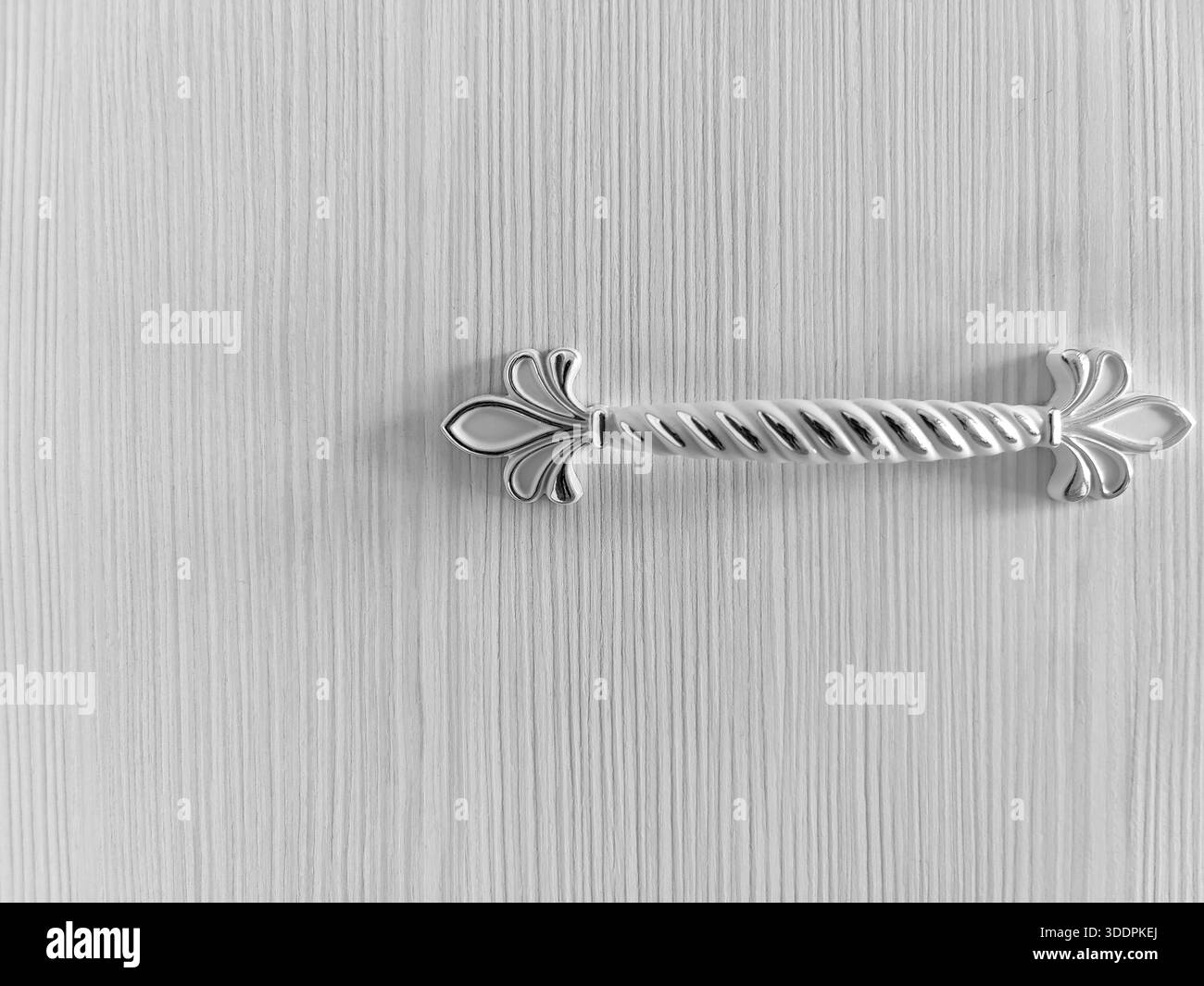 Maniglia per mobili in stile retrò su superficie in legno bianco. Copia spazio. Primo piano. Foto in bianco e nero. Foto Stock