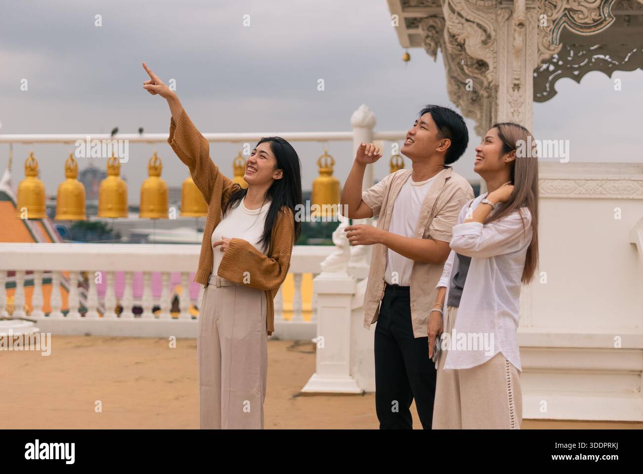 Gruppo di turisti asiatici che si godono un viaggio spirituale, sperimentando i punti di riferimento e la cultura thailandese Foto Stock