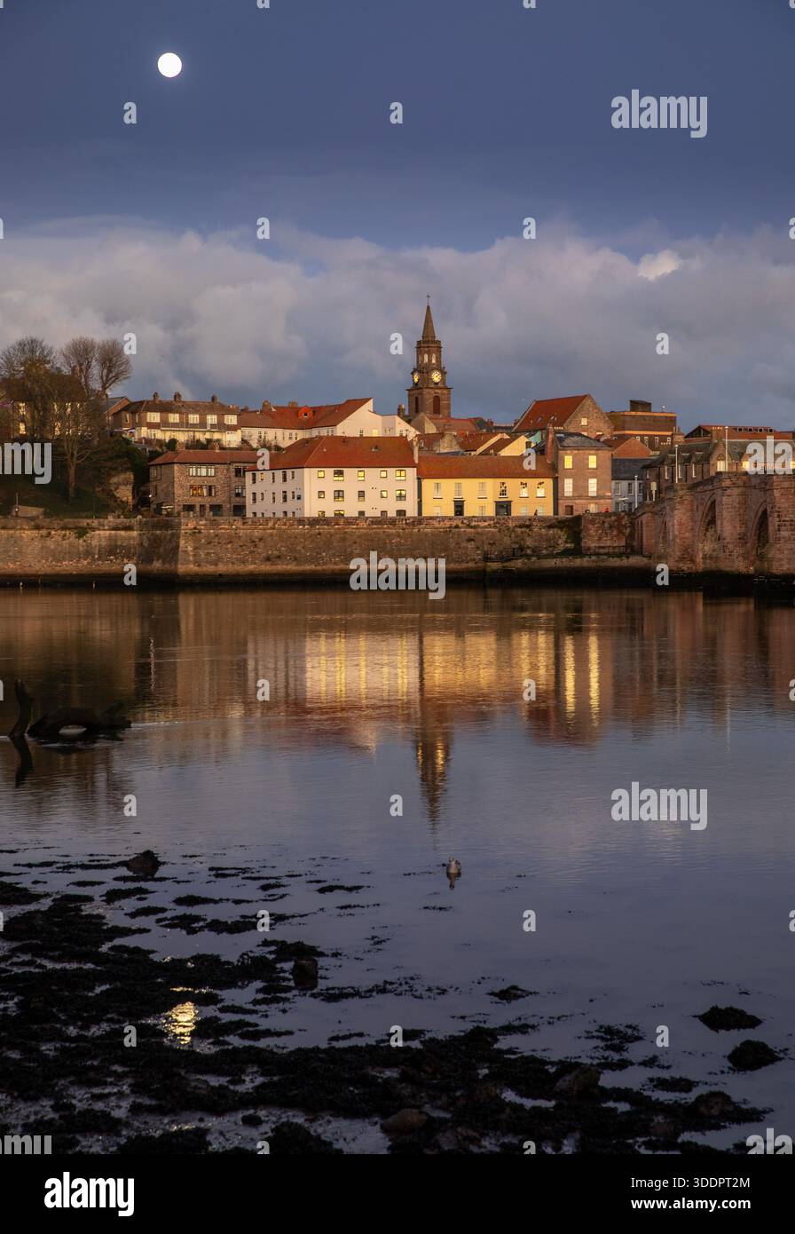 Berwick upon Tweed, la città più settentrionale dell'Inghilterra, in prima serata, mentre la Luna sorge sopra la città Foto Stock