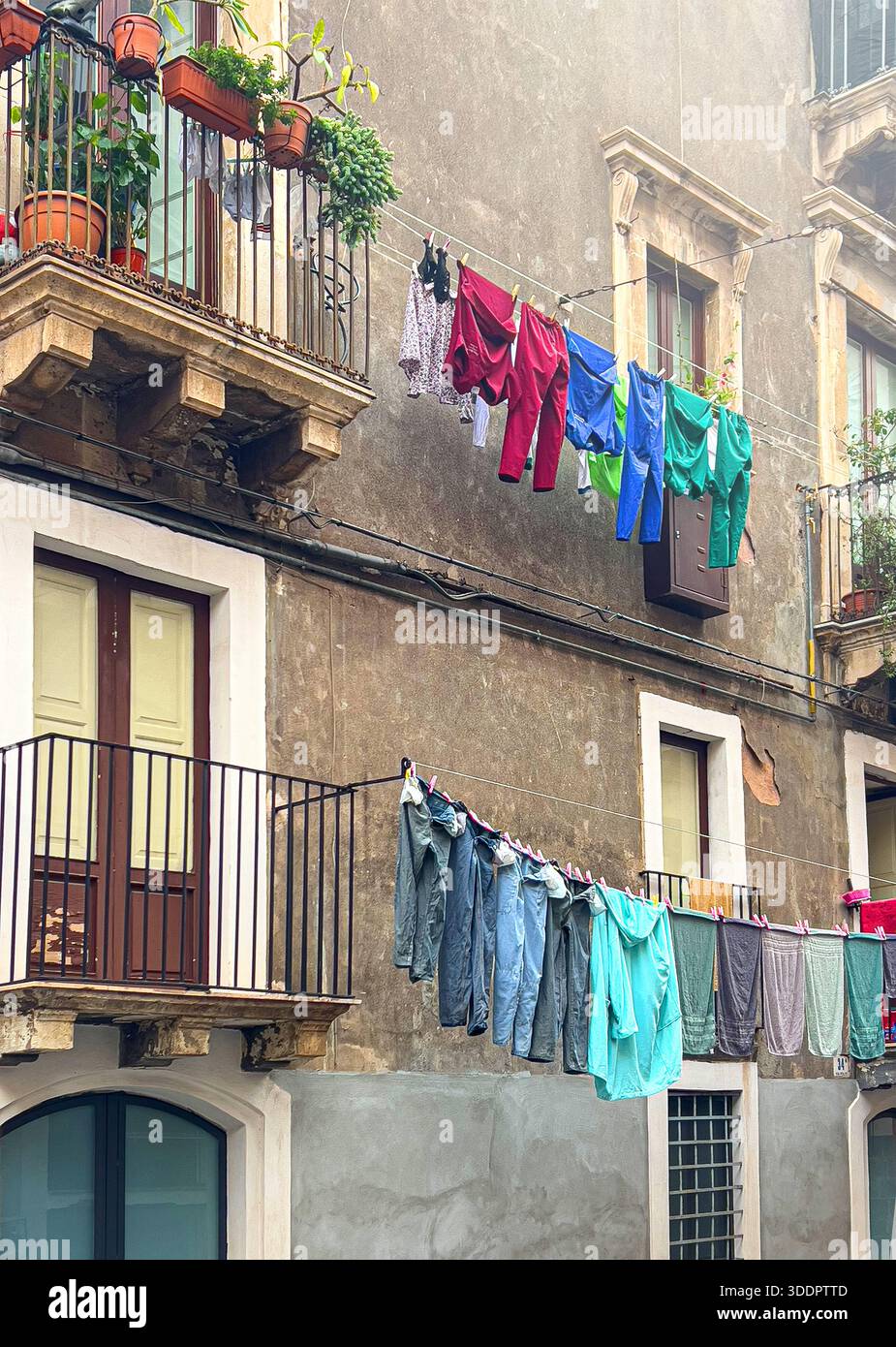Asciugatura a secco all'aperto su stoffe in un quartiere residenziale Foto Stock