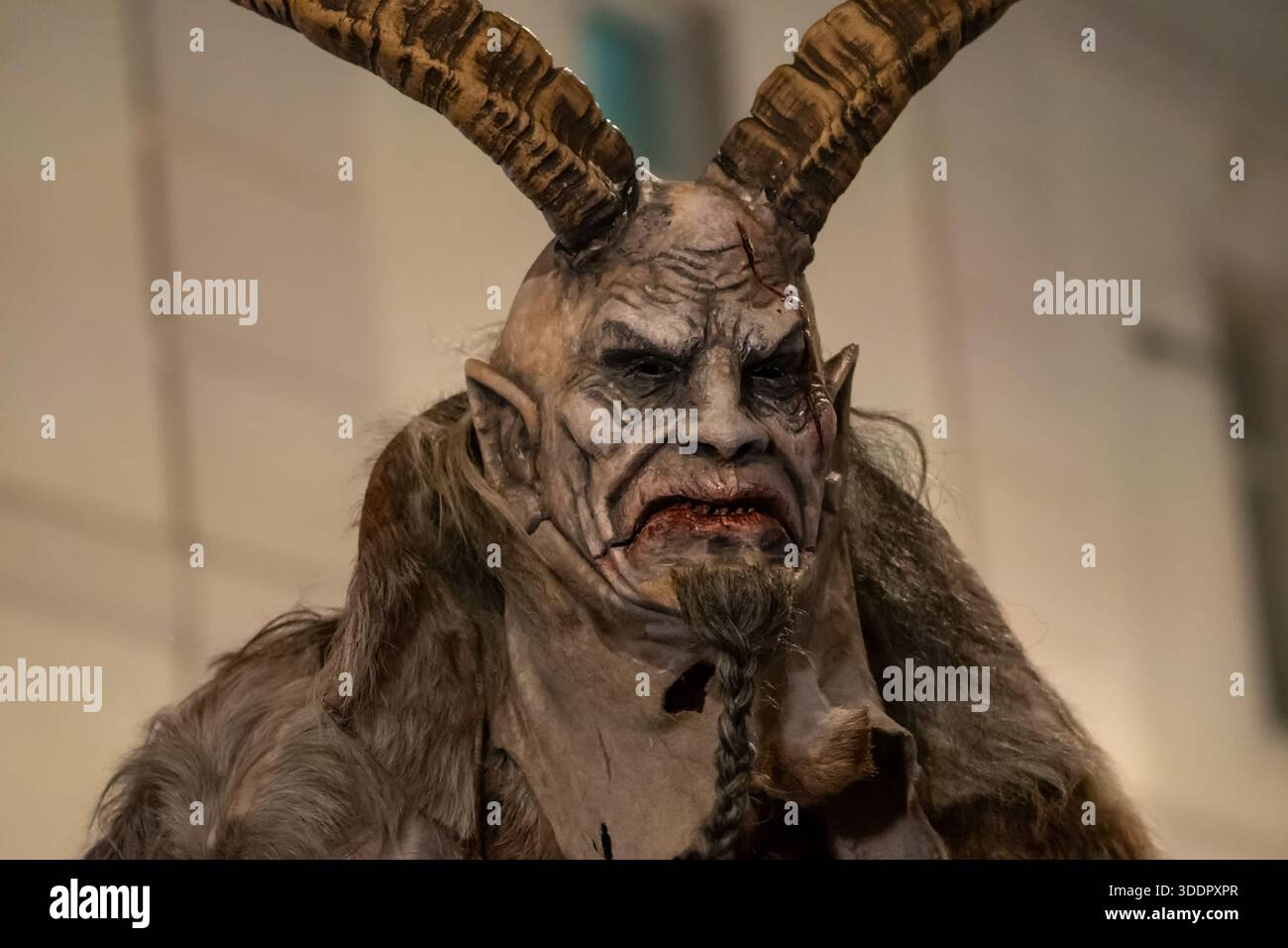 Krampus con occhi brillanti al festival serale Foto Stock