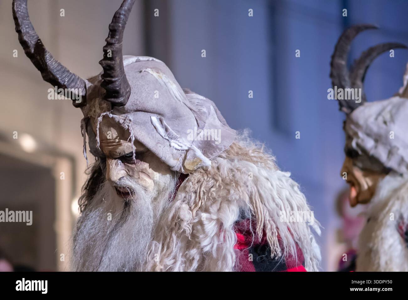 Un'immagine di gruppo di Krampuses in maschere e costumi tradizionali Foto Stock