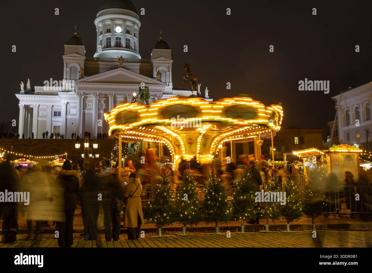 Helsinki, Finlandia - 22 dicembre 2025: Mercatino di Natale di Helsinki Tuomaan Markkinat in Piazza del Senato con Tuomiokirkko sullo sfondo, festa natalizia Foto Stock