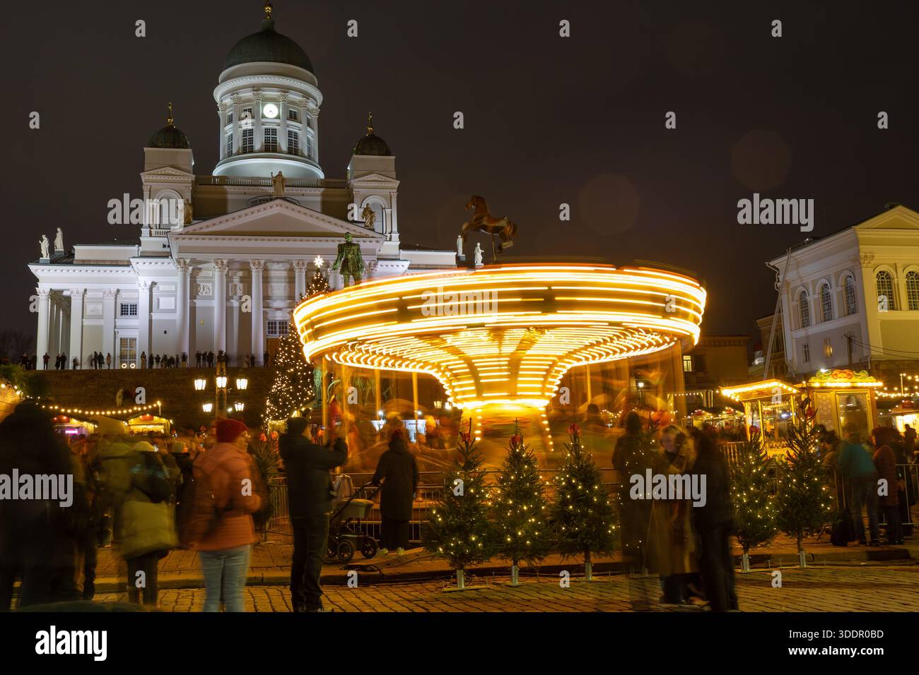Helsinki, Finlandia - 22 dicembre 2025: Mercatino di Natale di Helsinki Tuomaan Markkinat in Piazza del Senato con Tuomiokirkko sullo sfondo, festa natalizia Foto Stock