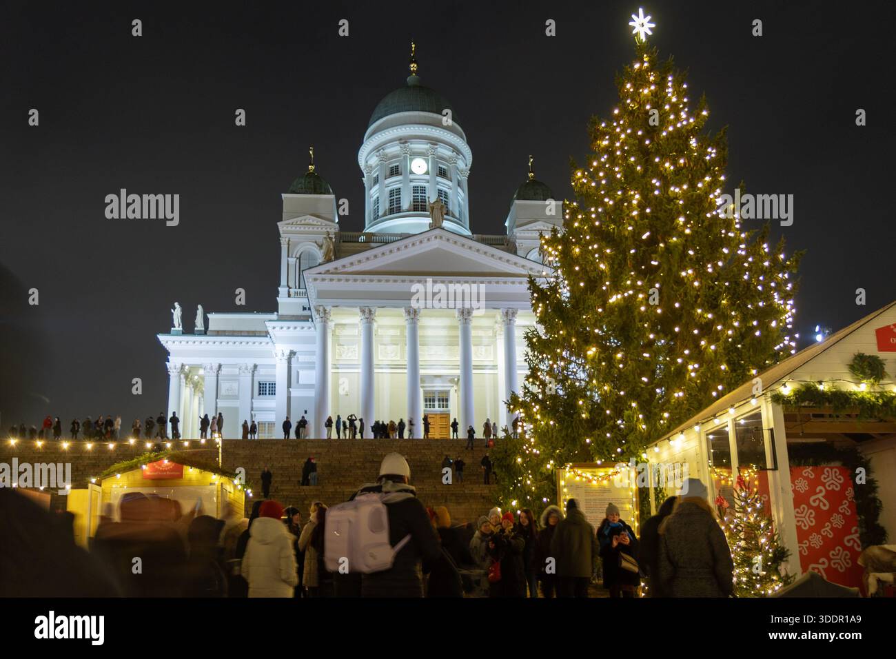 Helsinki, Finlandia - 22 dicembre 2025: Mercatino di Natale di Helsinki Tuomaan Markkinat in Piazza del Senato con Tuomiokirkko sullo sfondo, festa natalizia Foto Stock