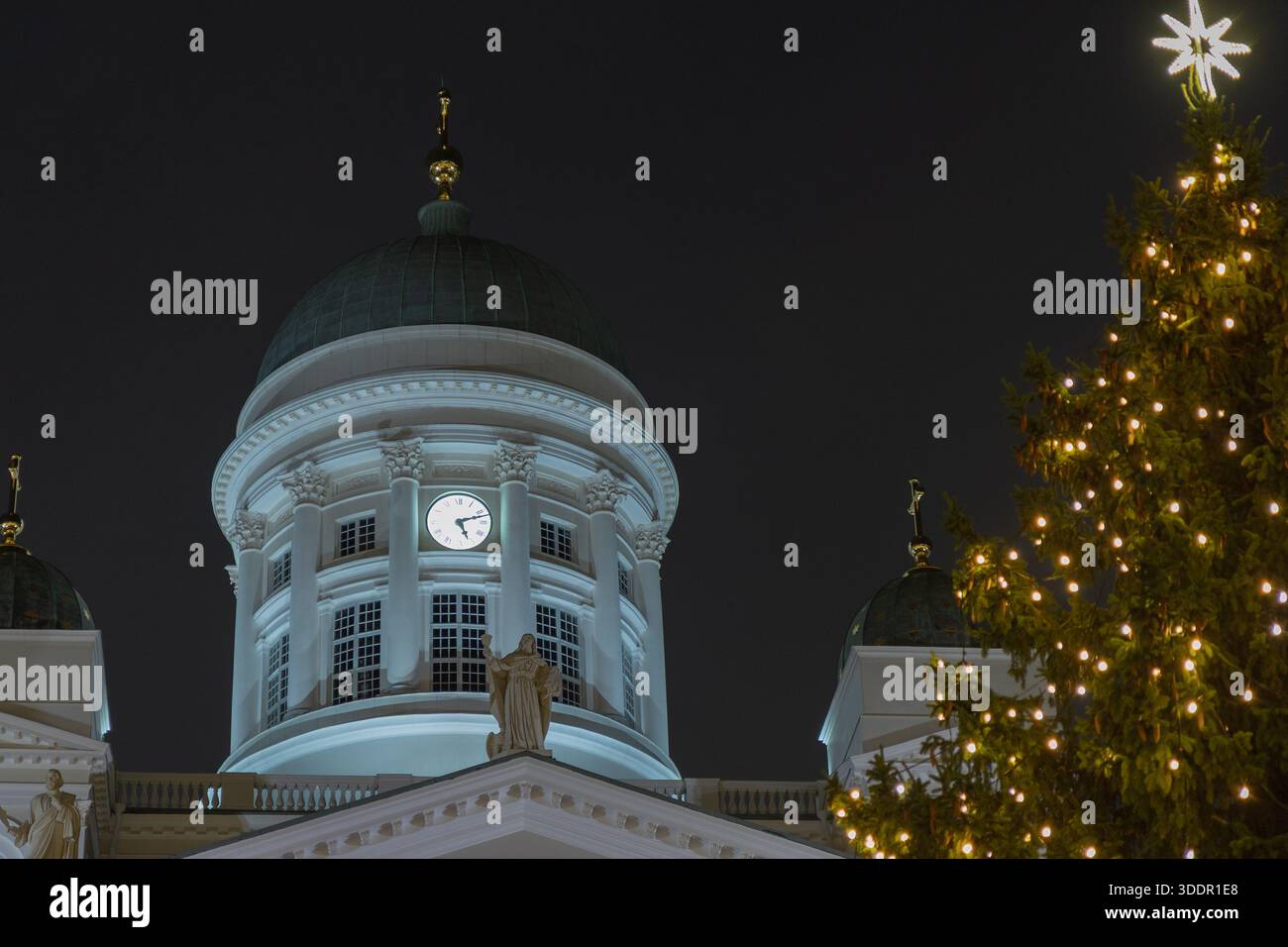 Helsinki, Finlandia - 22 dicembre 2025: Cattedrale di Helsinki in Piazza del Senato, illuminata di notte durante il periodo natalizio con la città di Natale Foto Stock