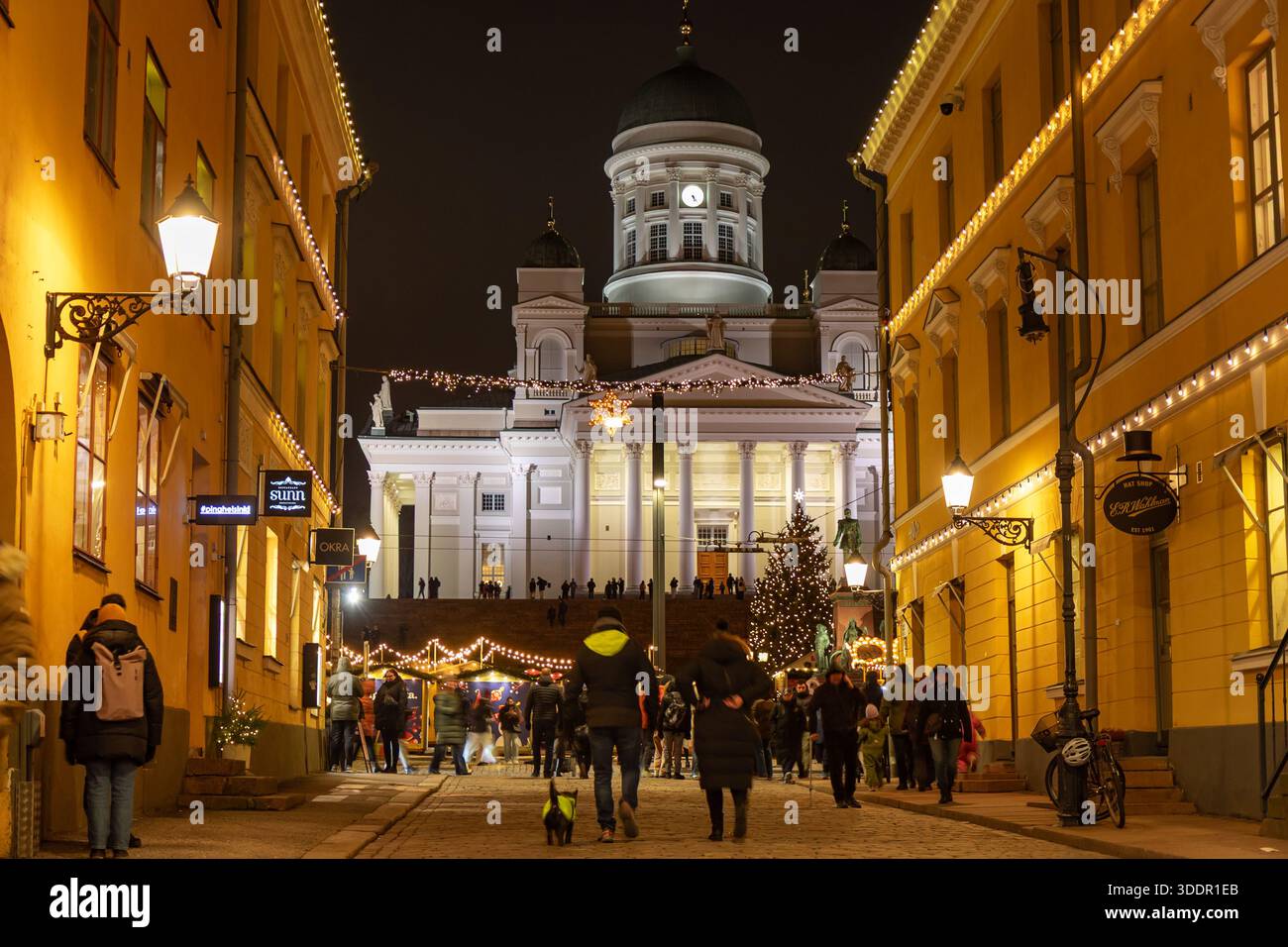 Helsinki, Finlandia - 22 dicembre 2025: Mercatino di Natale di Helsinki Tuomaan Markkinat in Piazza del Senato con la Cattedrale di Helsinki sullo sfondo Foto Stock
