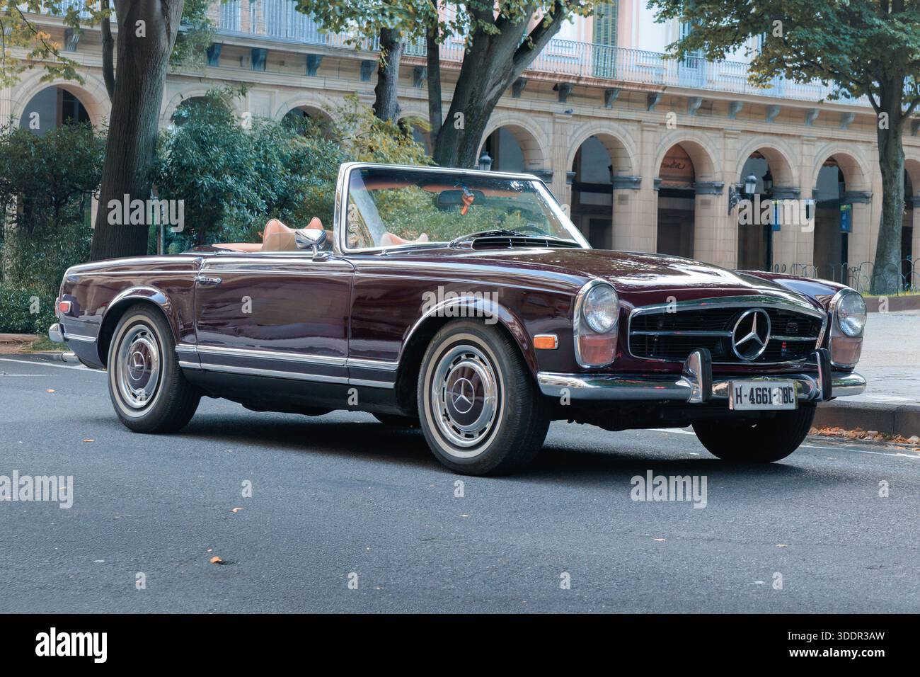 San Sebastian, Spagna - 20 settembre 2025: Mercedes-Benz W113 (SL) Foto Stock